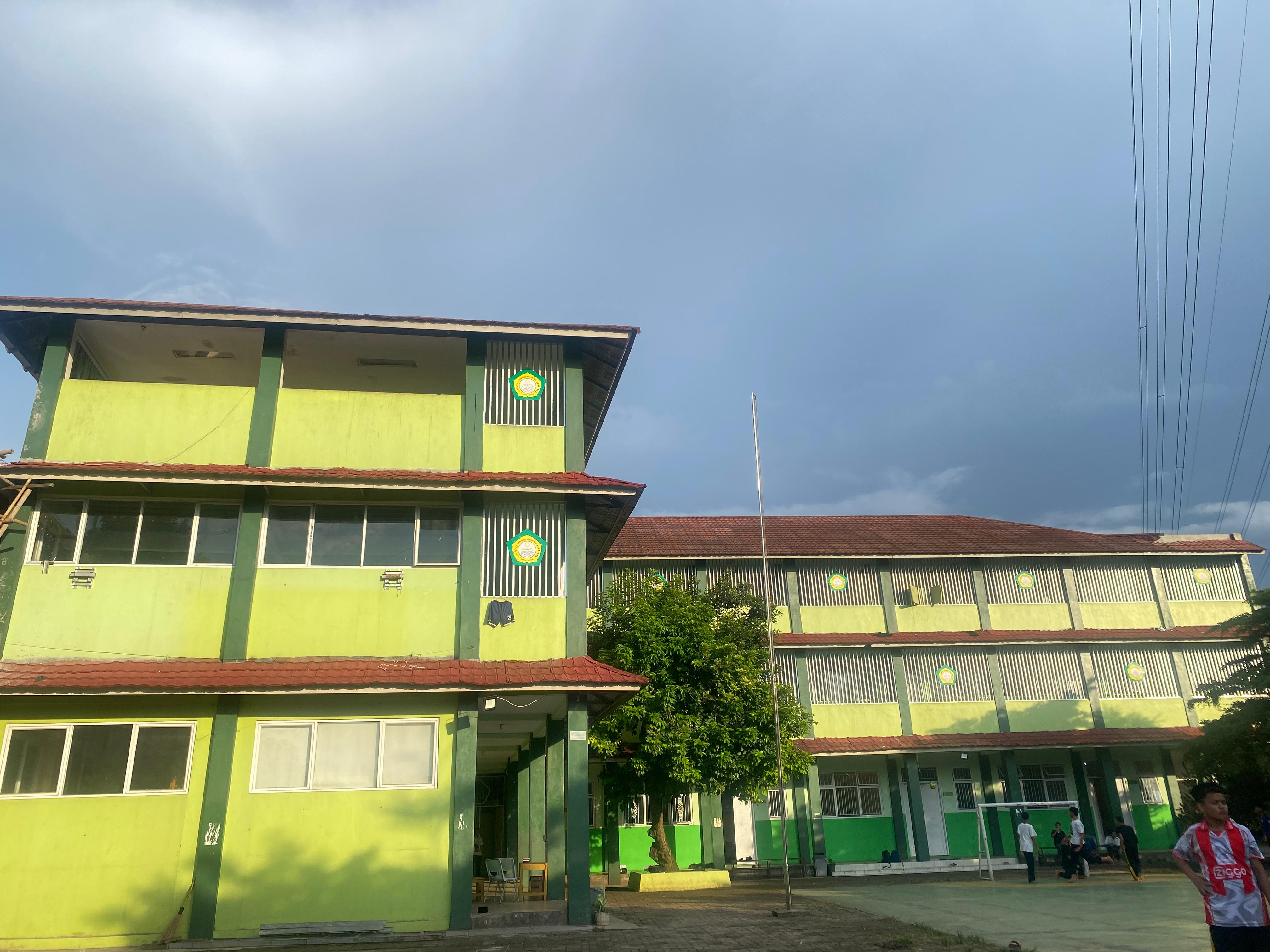 Suasana halaman utama Pondok Pesantren Nurul Ikhlas