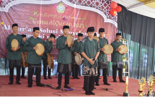 Latihan hadroh santri Pondok Pesantren Nurul Ikhlas