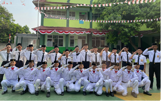 Latihan paskibra santri Pondok Pesantren Nurul Ikhlas